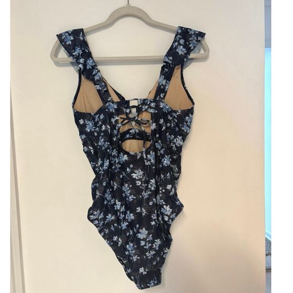 NWT A Pea in the Pod Ruffled Maternity One
Piece Floral Swimsuit Blue Size M - Picture 6 of 6